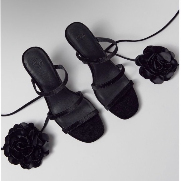 New urban outfitters Elegant Black Strappy Heels with Floral Accent, size 6 - Picture 5 of 7